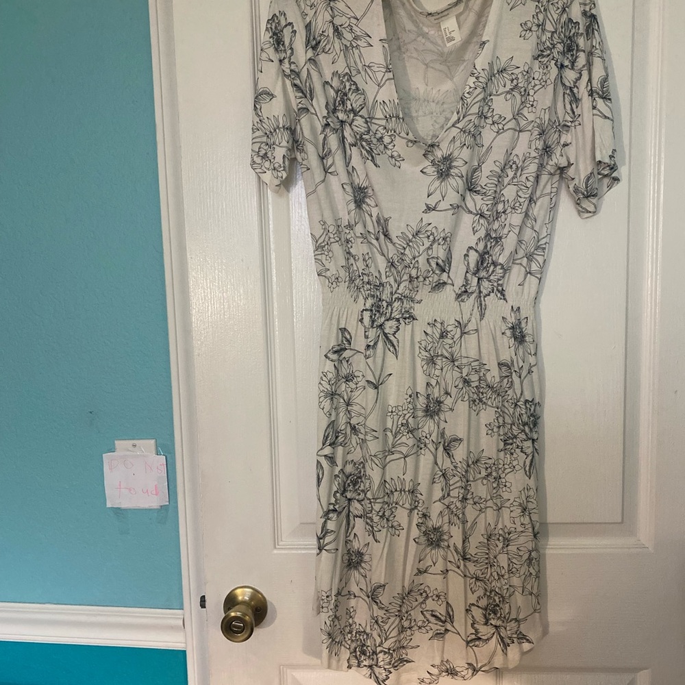 Basic dress size small in women’s white &black